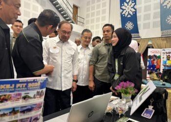 ANWAR Ibrahim (tengah) melawat reruai sempena Majlis Peluncuran Pelan Induk Bumiputera Tunas Madani dan Projek Perumahan JKPSB di Dewan Besar, Kampus UiTM Permatang Pauh di Pulau Pinang, hari ini. - UTUSAN/SITI NUR MAS ERAH AMRAN