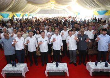 ANWAR Ibrahim (depan, empat dari kanan) menghadiri Majlis Pecah Tanah Kompleks Madani Teluk Kumbar, Pulau Pinang, hari ini.