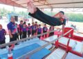 MOHD. Asrul Fitri Muhammad Sutan Mudo bersama murid-muridnya memerhatikan Noorazrul Jamirul  melakukan demonstrasi latihan gimnastik di SK Sungai Sampo, Jempol, Negeri Sembilan. – UTUSAN/MOHD. SHAHJEHAN MAAMIN.