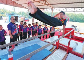 MOHD. Asrul Fitri Muhammad Sutan Mudo bersama murid-muridnya memerhatikan Noorazrul Jamirul  melakukan demonstrasi latihan gimnastik di SK Sungai Sampo, Jempol, Negeri Sembilan. – UTUSAN/MOHD. SHAHJEHAN MAAMIN.
