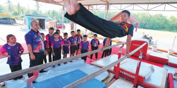 MOHD. Asrul Fitri Muhammad Sutan Mudo bersama murid-muridnya memerhatikan Noorazrul Jamirul  melakukan demonstrasi latihan gimnastik di SK Sungai Sampo, Jempol, Negeri Sembilan. – UTUSAN/MOHD. SHAHJEHAN MAAMIN.