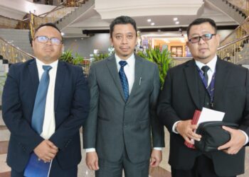 MOHD. Yadzil Yaakub (tengah) bersama dua ADUN pembangkang DUN Melaka iaitu Dr. Mohd. Aleef Yusof (kiri) dan Datuk Muhammad Jailani Khamis.-UTUSAN/ MUHAMMAD SHAHIZAM TAZALI