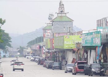 KEADAAN jerebu yang semakin memburuk ketika tinjauan di sekitar Nilai 3, Nilai, Seremban, Negeri Sembilan hari ini.-UTUSAN/ASWAD YAHYA