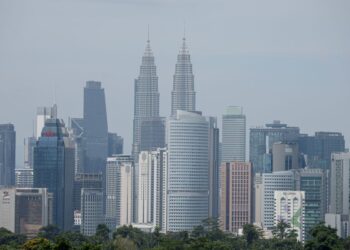 KEADAAN sekitar Kuala Lumpur diselubungi jerebu dengan bacaan Indeks Pencemaran Udara (IPU) berada pada tahap sederhana ketika tinjauan semalam.-UTUSAN/ISKANDAR ISHAK