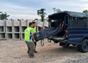 Caption

ANGGOTA polis mengusung mayat lelaki yang ditemui mati dengan kesan kelar di Taman Madani, Bandar Al Muktafi Billah Shah, Dungun di Terengganu. -UTUSAN/NIK NUR IZZATUL HAZWANI NIK ADNAN