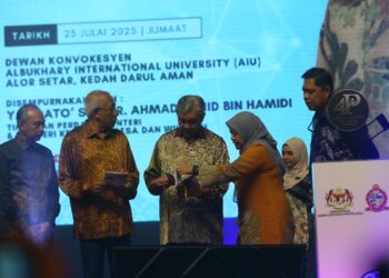 AHMAD Zahid Hamidi melancarkan buku sempena Konvensyen Jawatankuasa 4P dan Belia Luar Bandar KEDA di Universiti Antarabangsa Albukhary (AIU) di Alor Setar.