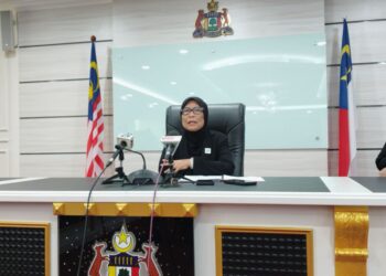 KALSOM Noordin bercakap dalam sidang akhbar pada Sidang DUN Melaka di Seri Negeri, Ayer Keroh, Melaka. - UTUSAN/MUHAMMAD SHAHIZAM TAZALI