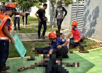 DUA pekerja TNB melecur selepas terkena renjatan elektrik ketika melakukan kerja penyelenggaraan di sebuah pencawang di Jalan Bachang, Melaka.