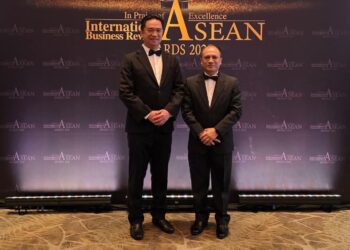 TEO Kok Seong (kiri) dan Dr. Arwan hadir pada majlis anugerah The International Business Review (IBR) ASEAN Awards 2025 yang berlangsung Kota Kinabalu, Sabtu lalu.