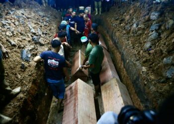 JENAZAH Mohamad Azim Izat Ishak dan Nurul Hidayah Khadijah Razman Efendi bersama empat anak mereka dikebumikan dalam satu liang lahad di Tanah Perkuburan Islam Masjid Al Taqwa, Kampung Jerlun, Kubang Pasu. - UTUSAN/ SHAHIR NOORDIN