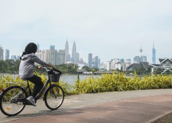 KUALITI udara di Kuala Lumpur mencatatkan bacaan IPU pada tahap sederhana. - UTUSAN/ISKANDAR ISHAK