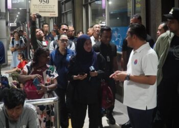 MOHAMAD Fazli Mohamad Salleh (baju putih) meninjau situasi dan kesesakan di kaunter-kaunter imigresen di CIQ, BSI, Johor Bahru, Johor.
