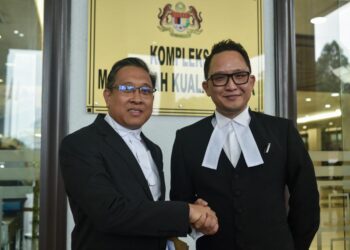 MIOR Nor Haidir Suhaimi (kiri) bersama Shahrul Fazli bersalaman selepas selesai perbicaraan kes saman fitnah di pekarangan Kompleks Mahkamah Kuala Lumpur hari ini. - UTUSAN/M. FIRDAUS M. JOHARI