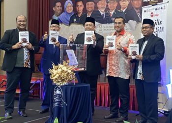 SIRAJUDDIN Suhaimee (tengah) pada Majlis Perasmian Seminar Halal dan Fatwa (Sehalwa) 2025 Peringkat Kebangsaan Bertajuk Isu-Isu Pensijilan Halal di Malaysia dan Pelancaran Buku Makanan dan Minuman Berdasarkan Al-Quran, Hadis dan Fatwa di Nilai, Seremban hari ini. - UTUSAN/NOR SHAFAWATI YUP