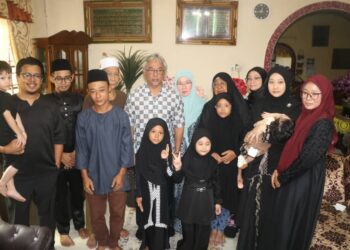 AL-SULTAN Abdullah Ri’ayatuddin Al-Mustafa Billah Shah dan Tunku Azizah Aminah Maimunah Iskandariah meluangkan masa menziarahi keluarga Allahyarham Tengku Badri Tengku Jaafar di Felda Lembah Klau di Raub, Pahang.