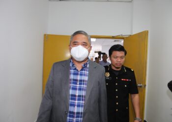 KHAIRUL ADRI Rosli didakwa menerima rasuah RM4,000 daripada syarikat kontraktor di Mahkamah Sesyen Johor Bahru.