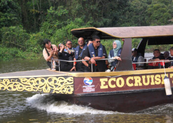 AB. Rauf Yusoh menaiki bot Eco-Cruise Tasik Chin Chin sebelum majlis perasmian di Tasik Chin Chin, Jasin, Melaka. - UTUSAN/AMRAN MULUP