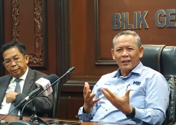 AMINUDDIN Harun pada sidang akhbar selepas mempengerusikan Mesyuarat Mingguan Exco di Wisma Negeri, Seremban hari ini.-UTUSAN/NOR AINNA HAMZAH
