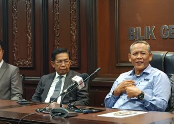 AMINUDDIN Harun pada sidang akhbar selepas mempengerusikan Mesyuarat Mingguan Exco di Wisma Negeri, Seremban hari ini.-UTUSAN/NOR AINNA HAMZAH.