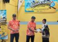 JALIL Husni Yahaya ketika menyampaikan sumbangan kepada golongan asnaf yang memerlukan di Kampung Pulau Aman, Pulau Pinang.
