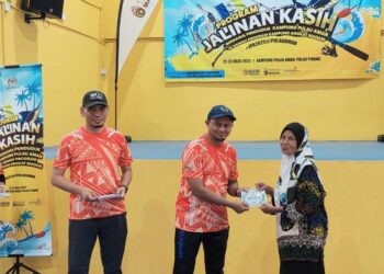 JALIL Husni Yahaya ketika menyampaikan sumbangan kepada golongan asnaf yang memerlukan di Kampung Pulau Aman, Pulau Pinang.