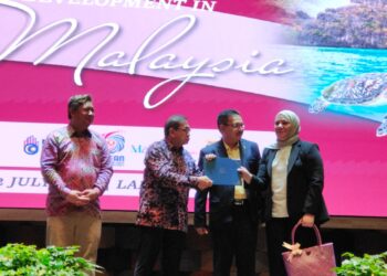 MUHD. Khair Razman Mohamed Annuar (dua kiri) bersama Manoj Nardeosingh (dua kanan) menyerahkan sijil kepada peserta Kursus Antarabangsa Inclusive Rural and Regional Development in Malaysia di sini, semalam.