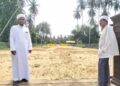 MOHD. Amin Zulkahar Saari (kiri) bersama penduduk kampung menunjukkan lokasi tanah perkuburan Islam di Pulau Teluk Renjuna, Tumpat, Kelantan. – UTUSAN/ROHANA ISMAIL