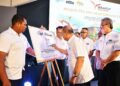 WAN Rosdy Wan Ismail (tengah) menandatangani plak pelancaran Pusat Perniagaan dan Perkhidmatan Jerantut Square di Rest House Jerantut di Jerantut, Pahang. – UTUSAN/SHAIKH AHMAD RAZIF