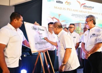 WAN Rosdy Wan Ismail (tengah) menandatangani plak pelancaran Pusat Perniagaan dan Perkhidmatan Jerantut Square di Rest House Jerantut di Jerantut, Pahang. – UTUSAN/SHAIKH AHMAD RAZIF