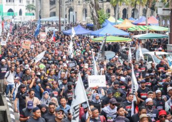 UMAT Islam dan rakyat Malaysia diseru untuk bersatu mempertahankan kedaulatan demokrasi dan menolak ketidakstabilan politik.