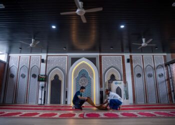 PENGGUNA lebuh raya dan kakitangan Rehat dan Rawat (R&R) mengalami masalah untuk bersolat Jumaat hingga terpaksa mencari masjid berdekatan.
