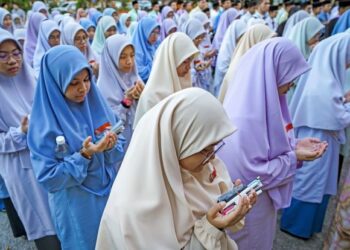 PELAJAR sekolah menengah agama (SMA) sewajarnya menjadikan bahasa Arab sebagai kebanggaan dan identiti diri, bukan beban atau sekadar syarat kurikulum.