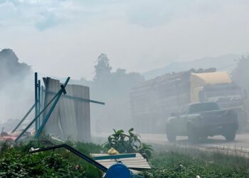 KEADAAN asap tebal di kawasan pelupusan sampah sementara di Kampung Kundur, Gua Musang, Kelantan. – UTUSAN/AIMUNI TUAN LAH 