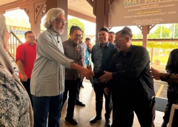 KHALID Abd. Samad (kiri) beramah mesra dengan pihak Pertubuhan Peladang Kebangsaan (Nafas) di Ibu Pejabat KADA di Kota Bharu, Kelantan hari ini.- UTUSAN / ROSLIZA MOHAMED