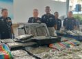 MOHD ALWI Zainal Abidin (tengah) menunjukkan hasil rampasan dadah jenis bunga ganja pada sidang akhbar di Ibu Pejabat Polis Kontinjen (IPK) Pulau Pinang, hari ini.