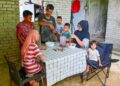 MOHD. Nazarudin Muhamat (tiga dari kiri) dan Nur Nadiatul Asyikin Muhammad Nasir (dua dari kanan) bersama enam anak mereka terpaksa berteduh di sebuah rumah sarang burung layang-layang di Kampung Batin, Kuala Terengganu, Terengganu. – UTUSAN/PUQTRA HAIRRY