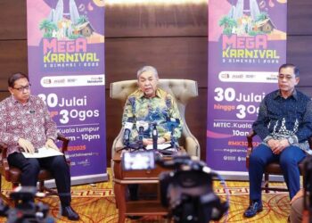 AHMAD Zahid Hamidi (tengah)  bersama Ketua Setiausaha, Kementerian Kemajuan Desa dan Wilayah, Datuk Muhd Khair Razman Mohamed Annuar (kiri) dan Pengerusi Universiti Kuala Lumpur (Unikl), Datuk Seri Sh Mohmed Puzi  Sh Ali dalam taklimat  Mega Karnival Tiga Dimensi 2025 (MK3D) semalam.