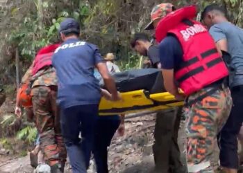 PASUKAN penyelamat mengusung mayat Muhammad Asri Anuar yang lemas ketika mandi di Air Terjun Lubuk Kain, Kampung Shukor di Dungun, Terengganu.