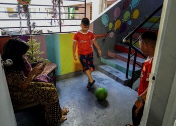 AJAR diri dan anak untuk ambil peduli tentang orang-orang di sekeliling.