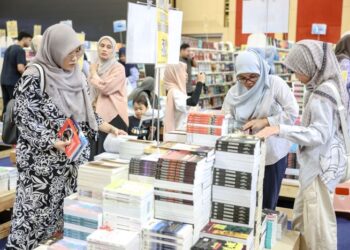 PENJAWAT awam perlu menerima membaca bukan hanya sebagai usaha peribadi tetapi tanggungjawab profesional.–GAMBAR HIASAN
