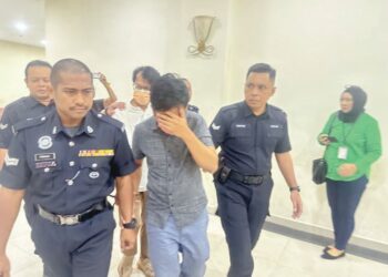 TENGKU Nizaruddin Tengku Zainudin (tengah) dan Tengku Abdul Aziz (belakang) dituduh membuat palsu dibawa ke Mahkamah Majistret Muar, Johor, semalam.