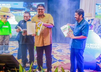 AB. RAUF Yusoh (tengah) menunjukkan buku Laporan Interim Banci Pertanian 2024 Negeri Melaka semasa pelancaran laporan itu di Pusat Dagangan Antarabangsa Melaka (MITC) di Ayer Keroh, Melaka.