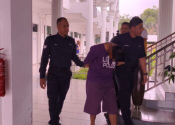 SUSPEK diiringi anggota polis ketika dibawa ke Mahkamah Majistret, Alor Gajah, Melaka untuk mendapatkan perintah reman. - UTUSAN/MUHAMMAD SHAHIZAM TAZALI