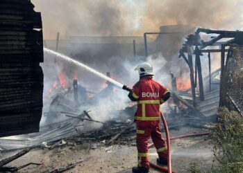 ANGGOTA bomba menjalankan operasi pemadaman kebakaran melibatkan tujuh buah rumah di Kampung Hilir, Sibu.