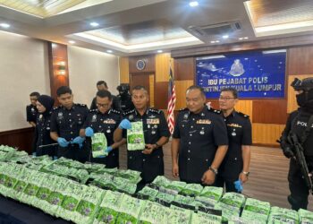 MOHAMED Usuf menunjukkan hasil rampasan sindiket pengedaran dadah yang aktif di sekitar Lembah Klang, ketika ditemui di Ibu Pejabat Polis Kontinjen Kuala Lumpur, di sini hari ini.