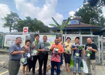 MOHD Fauzi Maarop (tiga dari kiri) bersama pengunjung yang menerima anak pokok secara percuma sempena Sambutan Hari Organik 2025 di Gelanggang Bola Keranjang SS2, Petaling Jaya, hari ini. - UTUSAN/FADILLA FAZIRA ZAHID