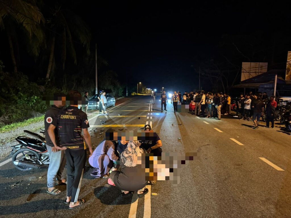 Dua remaja maut, motosikal langgar belakang lori