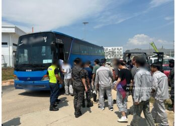 JIM Johor menahan 255 PATI yang dipercayai bekerja di sebuah premis memproses bahan petrokimia terbesar di Johor dalam serbuan di Pasir Gudang, Selasa lalu.
