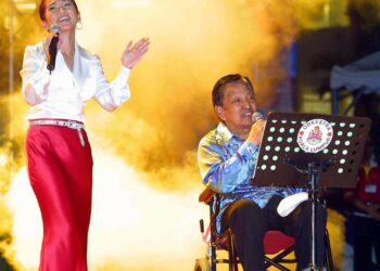 KUALA LUMPUR-31 OGOS 2003- SHEILA MAJID DAN S.M.SALIM ANTARA ARTIS YANG MEMBUAT PERSEMBAHAN DI AMBANG KEMERDEKAAN DI DATARAN MERDEKA MALAM SEMALAM.GAMBAR : GHAZALI BASRI / PEMBERITA ? (MEJA HIBURAN)

GANDINGAN bersama
nama-nama hebat seperti
Sheila Majid menjadikan
SM Salim seorang penyanyi
irama Melayu Asli yang merentasi zaman.

NOTA 
TERBITAN 
KOSMO
30 DISEMBER 2016
JUMAAT
MUKA 23

archived by KY