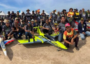 SEBAHAGIAN pesawat kawalan jauh yang menjadi tarikan Karnival Udara Kelantan 4.0 di Gong Kubur, Tok Bali, Pasir Puteh, Kelantan. – MINGGUAN/TOREK SULONG